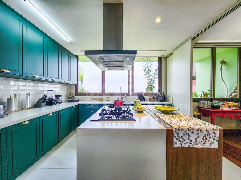 Beautiful mansion with five suites, and enchanting view