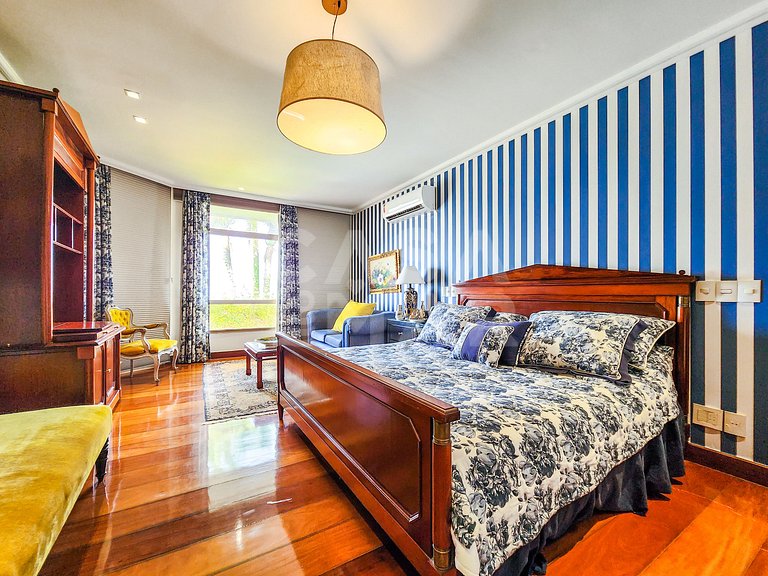 Beautiful mansion with five suites, and enchanting view