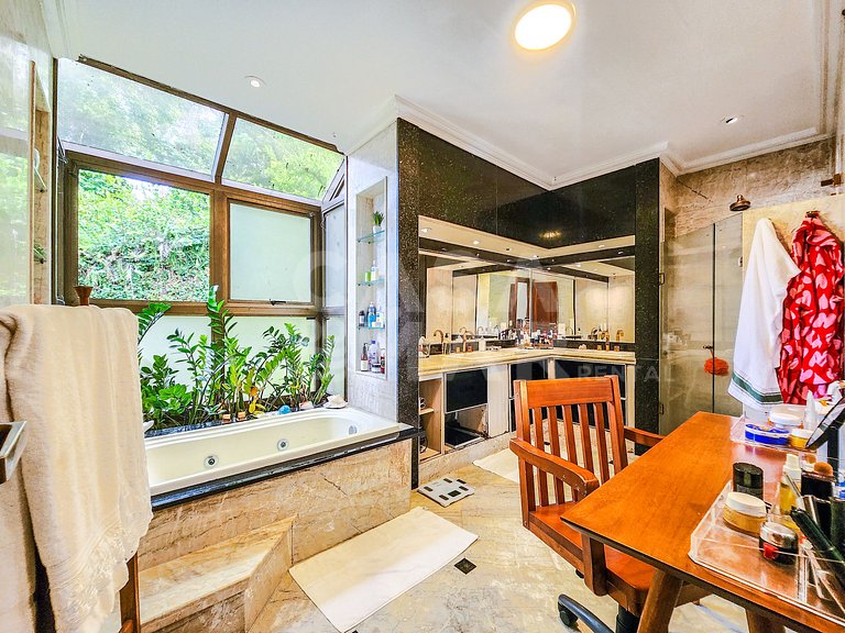 Beautiful mansion with five suites, and enchanting view