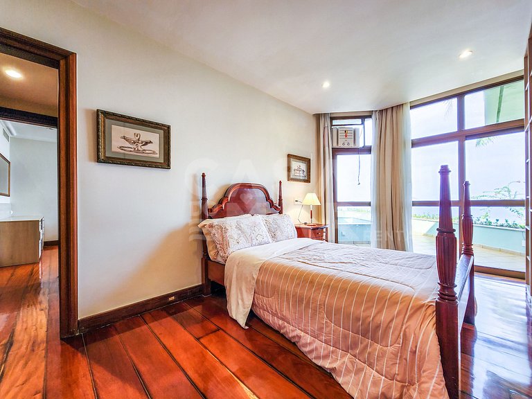 Beautiful mansion with five suites, and enchanting view
