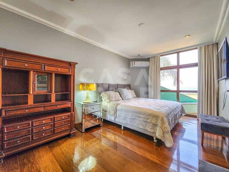 Beautiful mansion with five suites, and enchanting view