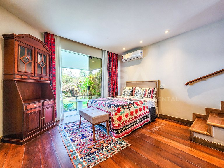 Beautiful mansion with five suites, and enchanting view