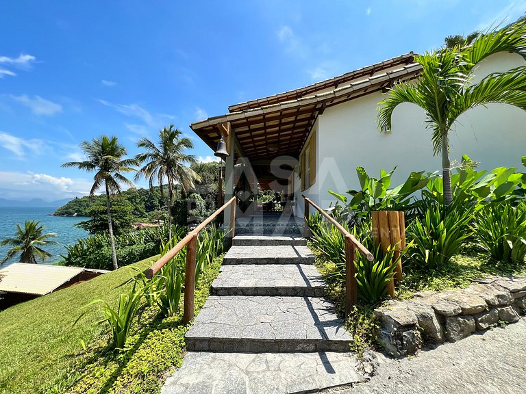 Linda casa com 9 suítes, pé na areia da praia, e em condomín