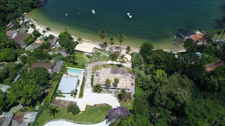 Linda Villa com nove suítes, pé na areia, e total privacidad