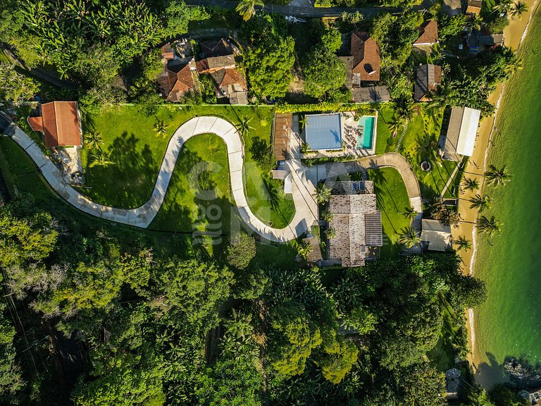 Linda casa com 9 suítes, pé na areia da praia, e em condomín
