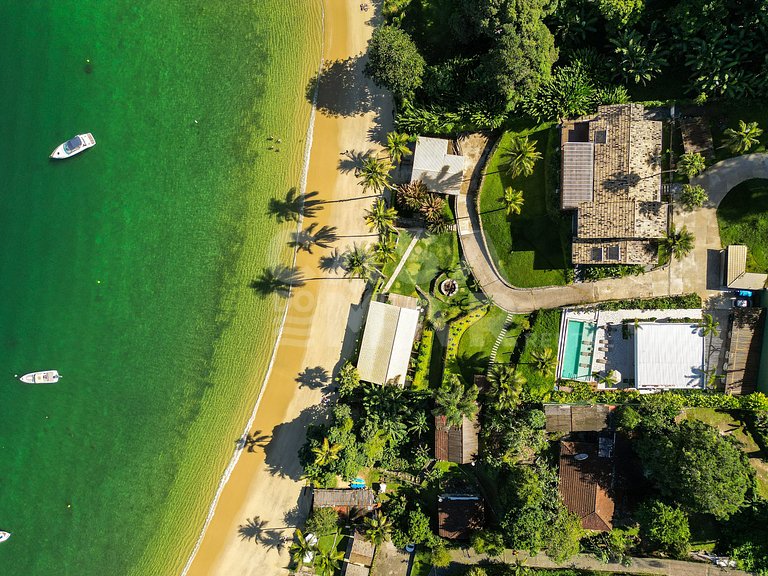 Linda casa com 9 suítes, pé na areia da praia, e em condomín