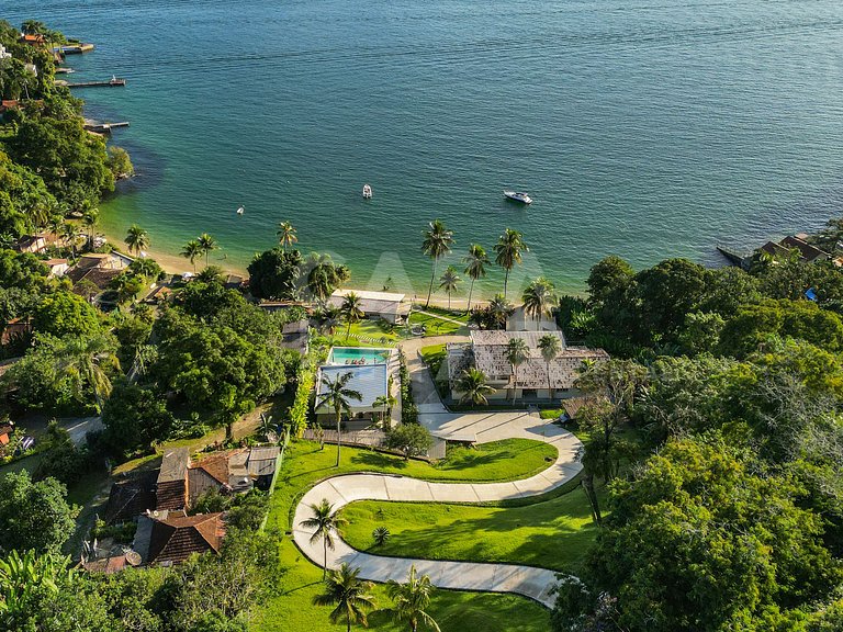 Linda Villa com nove suítes, pé na areia, e total privacidad
