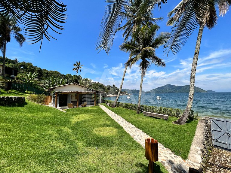 Linda casa com 9 suítes, pé na areia da praia, e em condomín