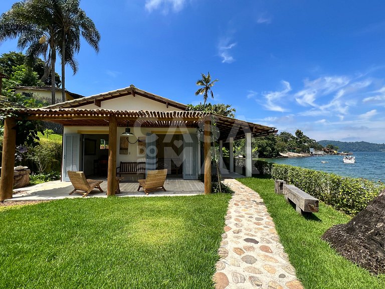 Linda casa com 9 suítes, pé na areia da praia, e em condomín