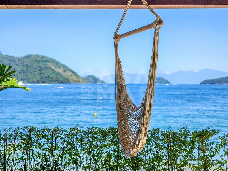 Linda casa com 9 suítes, pé na areia da praia, e em condomín