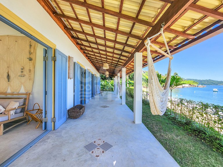 Linda casa com 9 suítes, pé na areia da praia, e em condomín