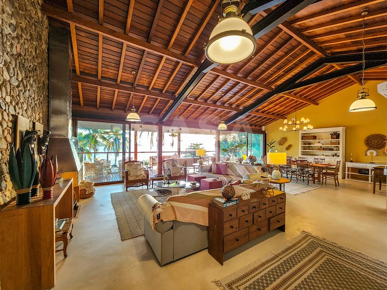 Linda casa com 9 suítes, pé na areia da praia, e em condomín