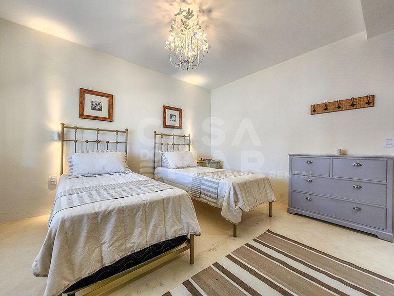 Linda casa com 9 suítes, pé na areia da praia, e em condomín