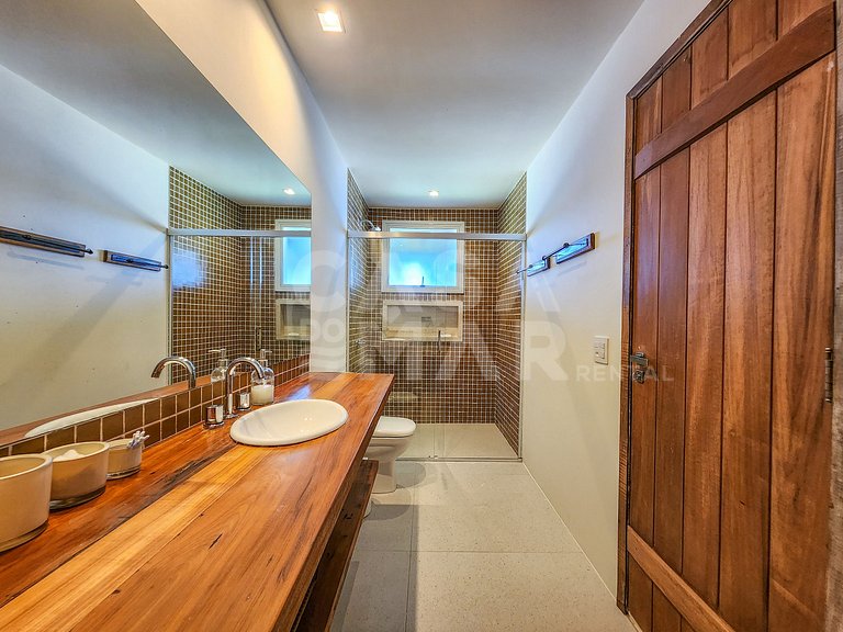 Linda casa com 9 suítes, pé na areia da praia, e em condomín