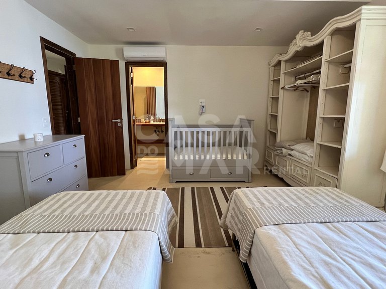 Linda casa com 9 suítes, pé na areia da praia, e em condomín