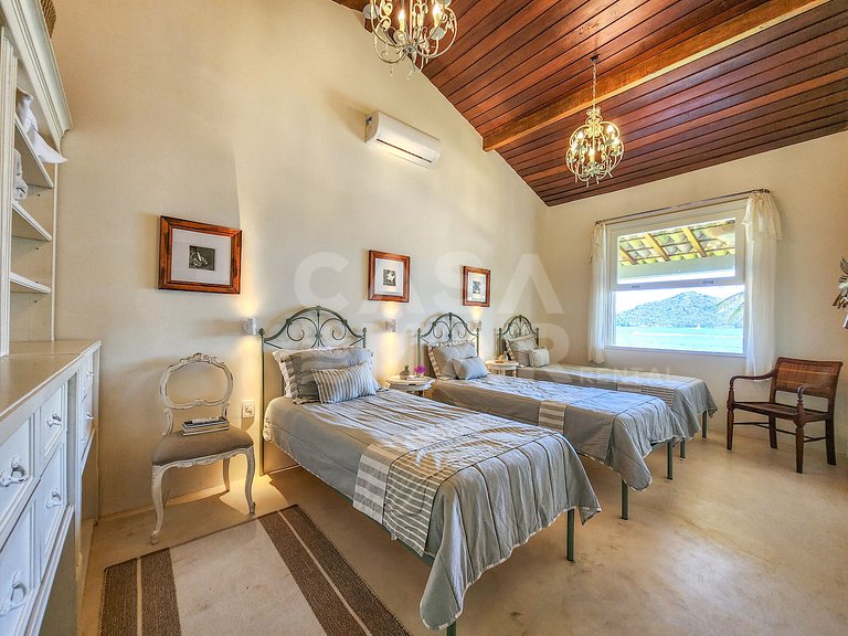 Linda casa com 9 suítes, pé na areia da praia, e em condomín