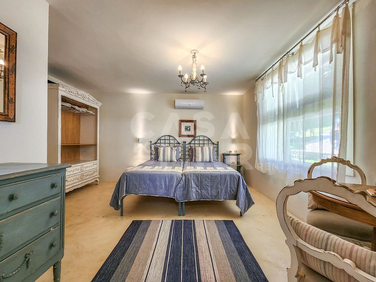 Linda casa com 9 suítes, pé na areia da praia, e em condomín