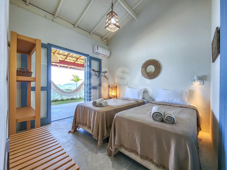 Linda casa com 9 suítes, pé na areia da praia, e em condomín
