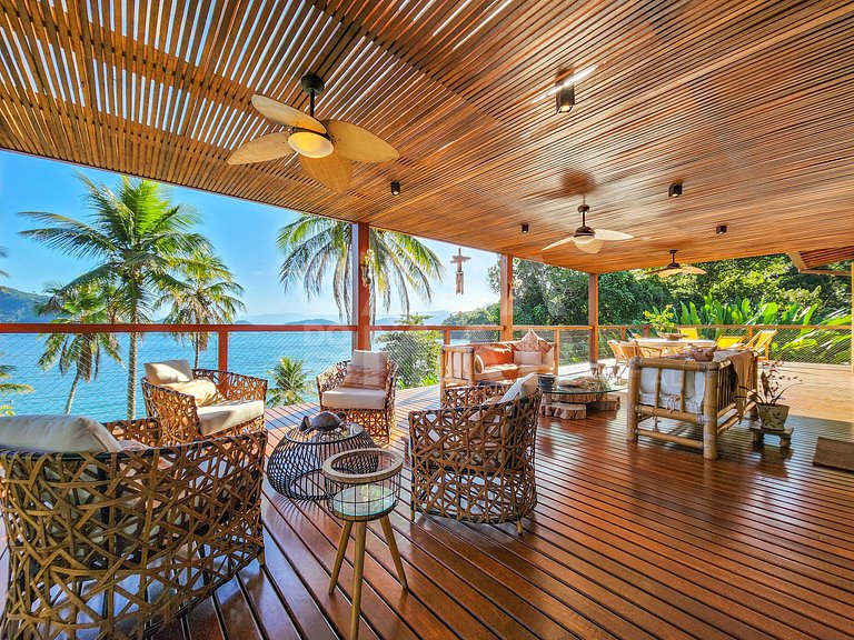 Linda casa com 9 suítes, pé na areia da praia, e em condomín