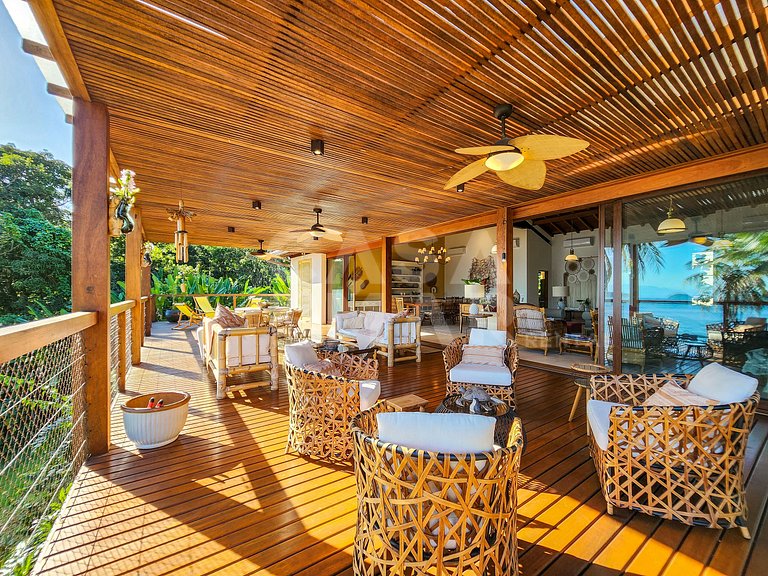 Linda casa com 9 suítes, pé na areia da praia, e em condomín