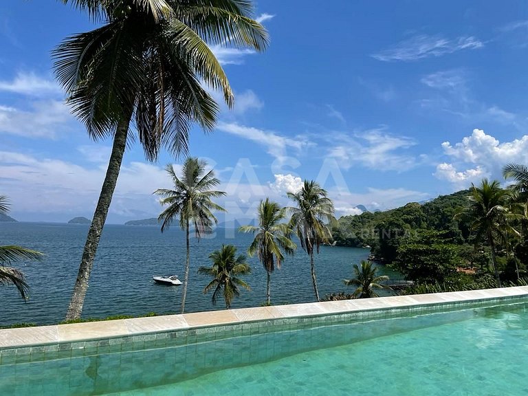 Linda casa com 9 suítes, pé na areia da praia, e em condomín