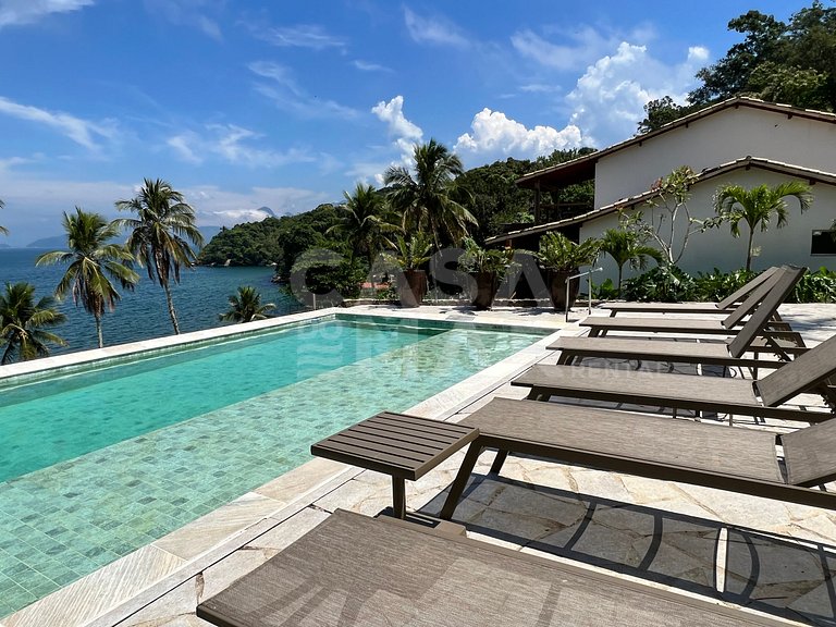 Linda Villa com nove suítes, pé na areia, e total privacidad