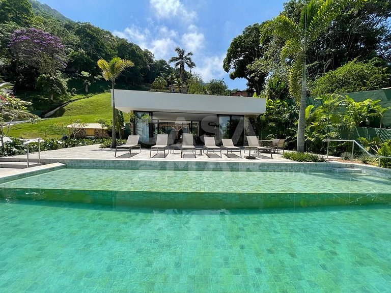 Linda casa com 9 suítes, pé na areia da praia, e em condomín