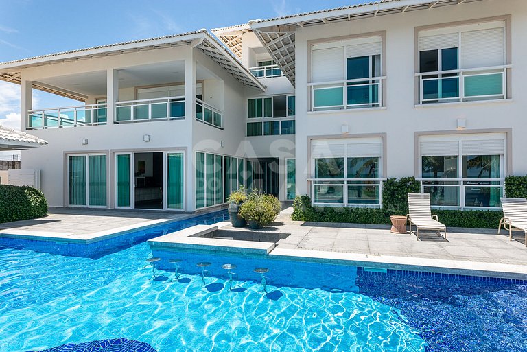 Beautiful house with 9 suites, right on the beach