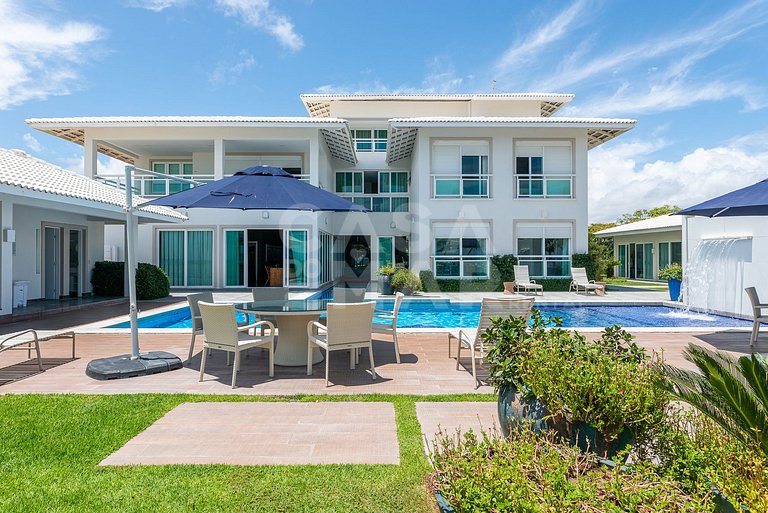 Beautiful house with 9 suites, right on the beach