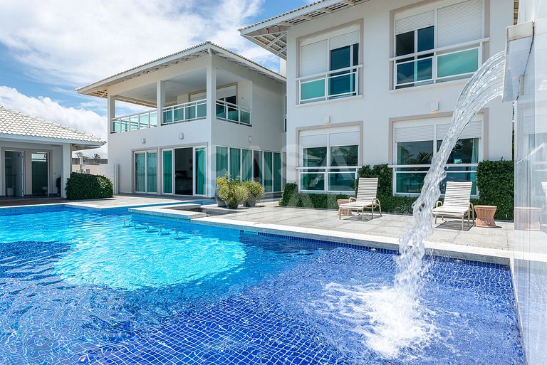 Beautiful house with 9 suites, right on the beach