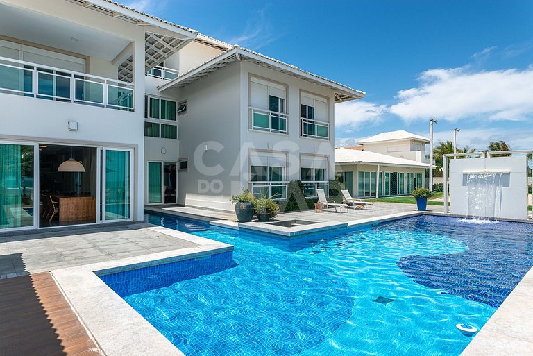Linda casa com 9 suítes, pé na areia da praia