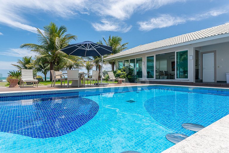 Beautiful house with 9 suites, right on the beach