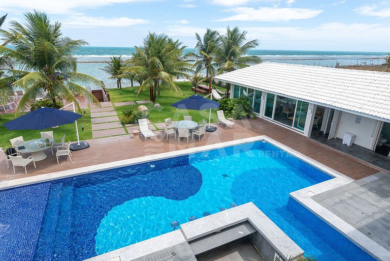Beautiful house with 9 suites, right on the beach