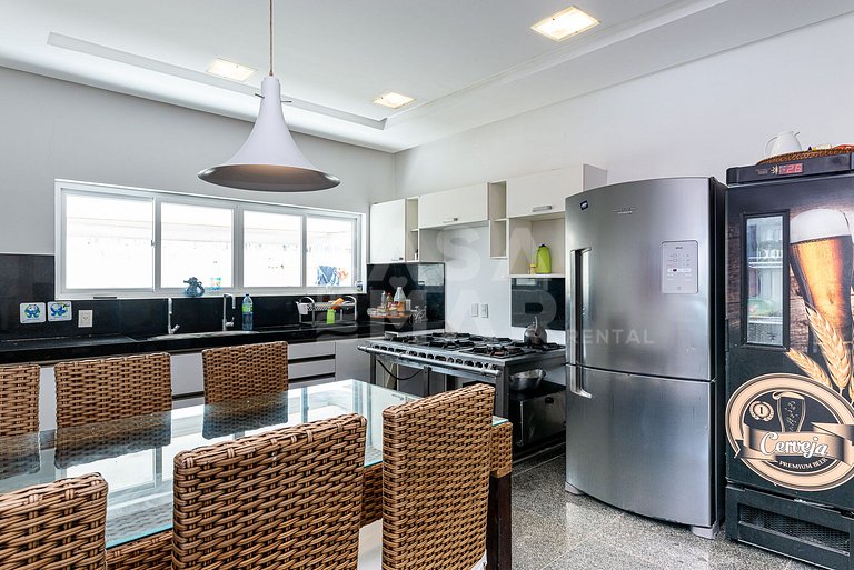 Beautiful house with 9 suites, right on the beach