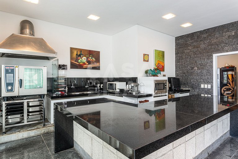 Beautiful house with 9 suites, right on the beach