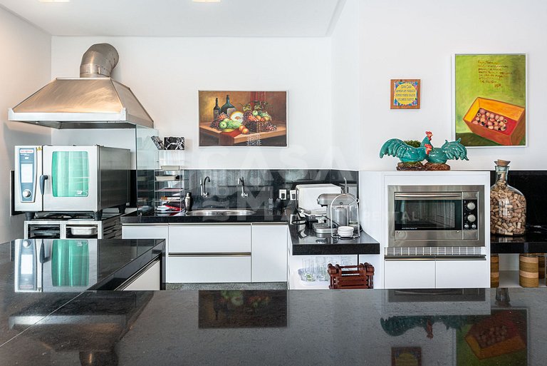 Linda casa com 9 suítes, pé na areia da praia