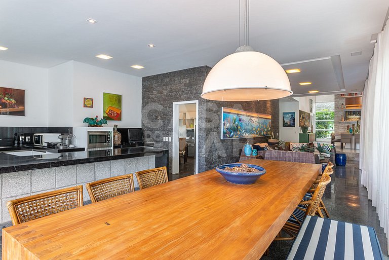 Beautiful house with 9 suites, right on the beach