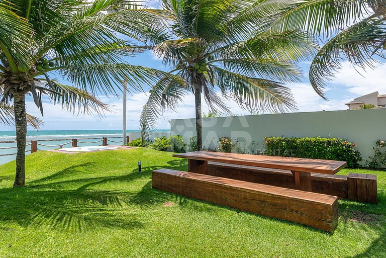 Beautiful house with 9 suites, right on the beach