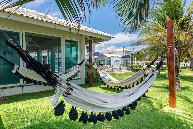 Linda casa com 9 suítes, pé na areia da praia