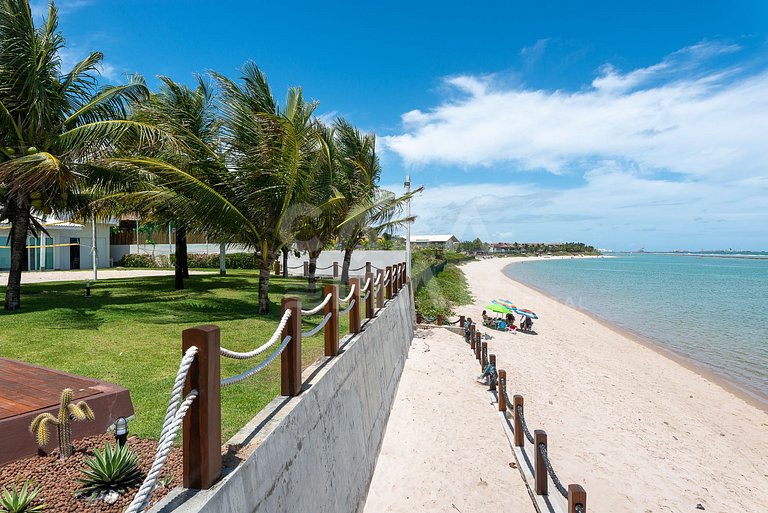 Linda casa com 9 suítes, pé na areia da praia