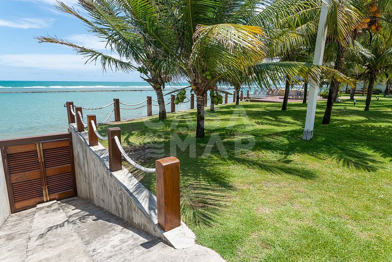 Beautiful house with 9 suites, right on the beach