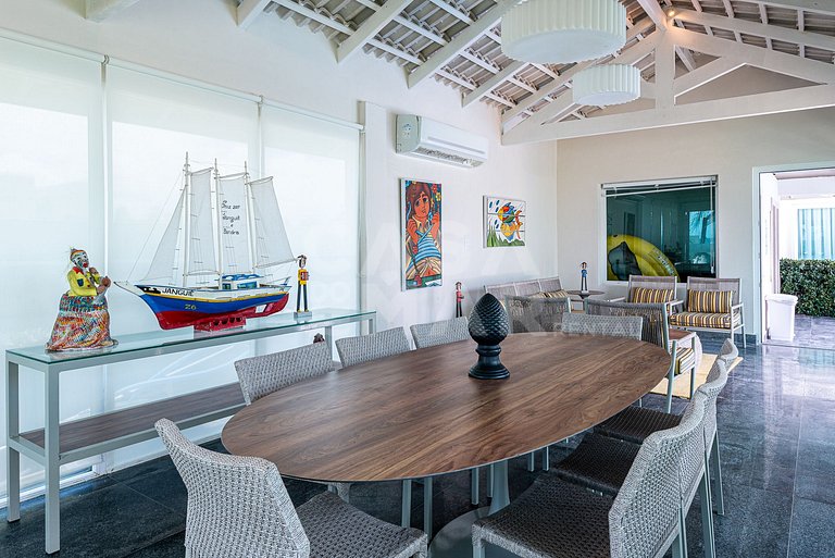 Beautiful house with 9 suites, right on the beach
