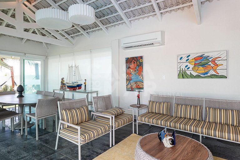 Beautiful house with 9 suites, right on the beach
