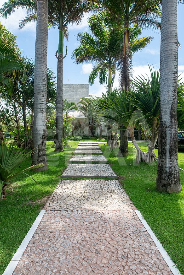 Linda casa com 9 suítes, pé na areia da praia