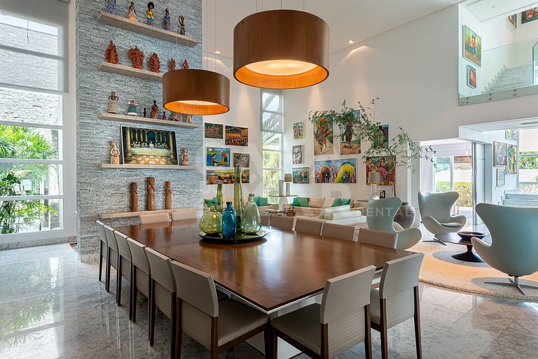 Beautiful house with 9 suites, right on the beach