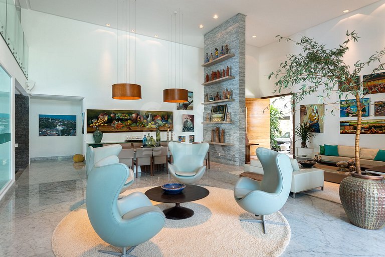 Beautiful house with 9 suites, right on the beach