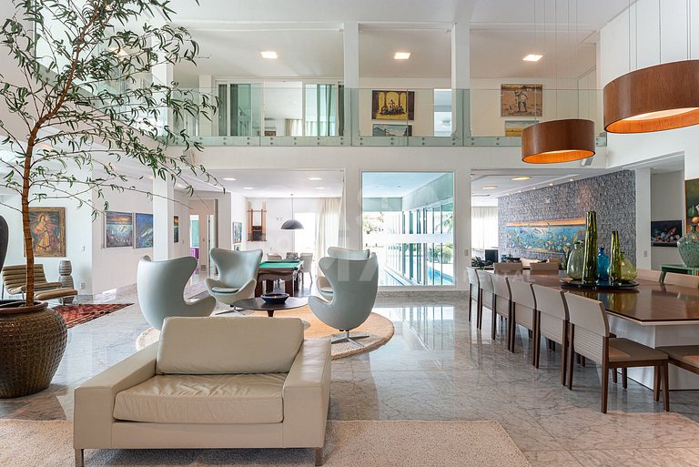 Linda casa com 9 suítes, pé na areia da praia