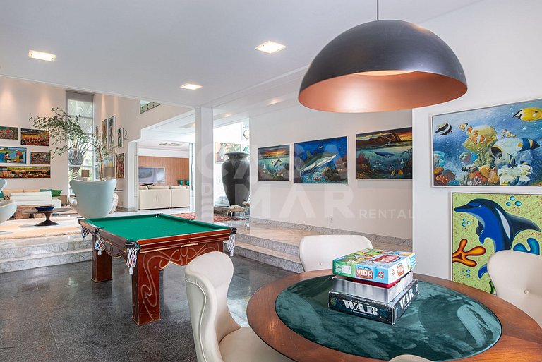 Beautiful house with 9 suites, right on the beach