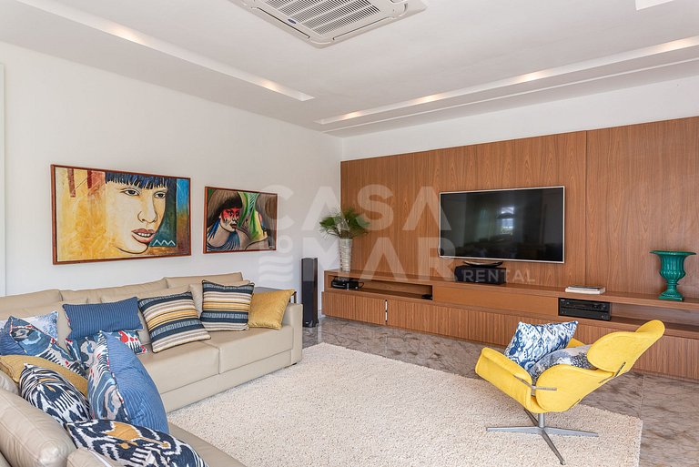 Beautiful house with 9 suites, right on the beach