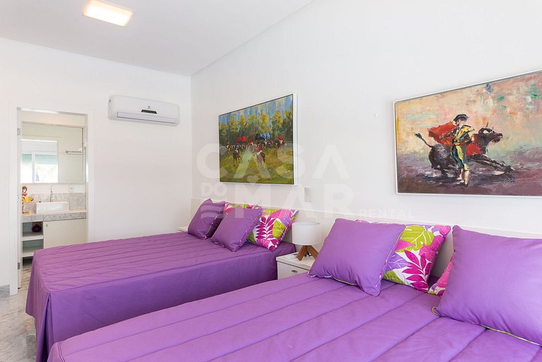 Linda casa com 9 suítes, pé na areia da praia